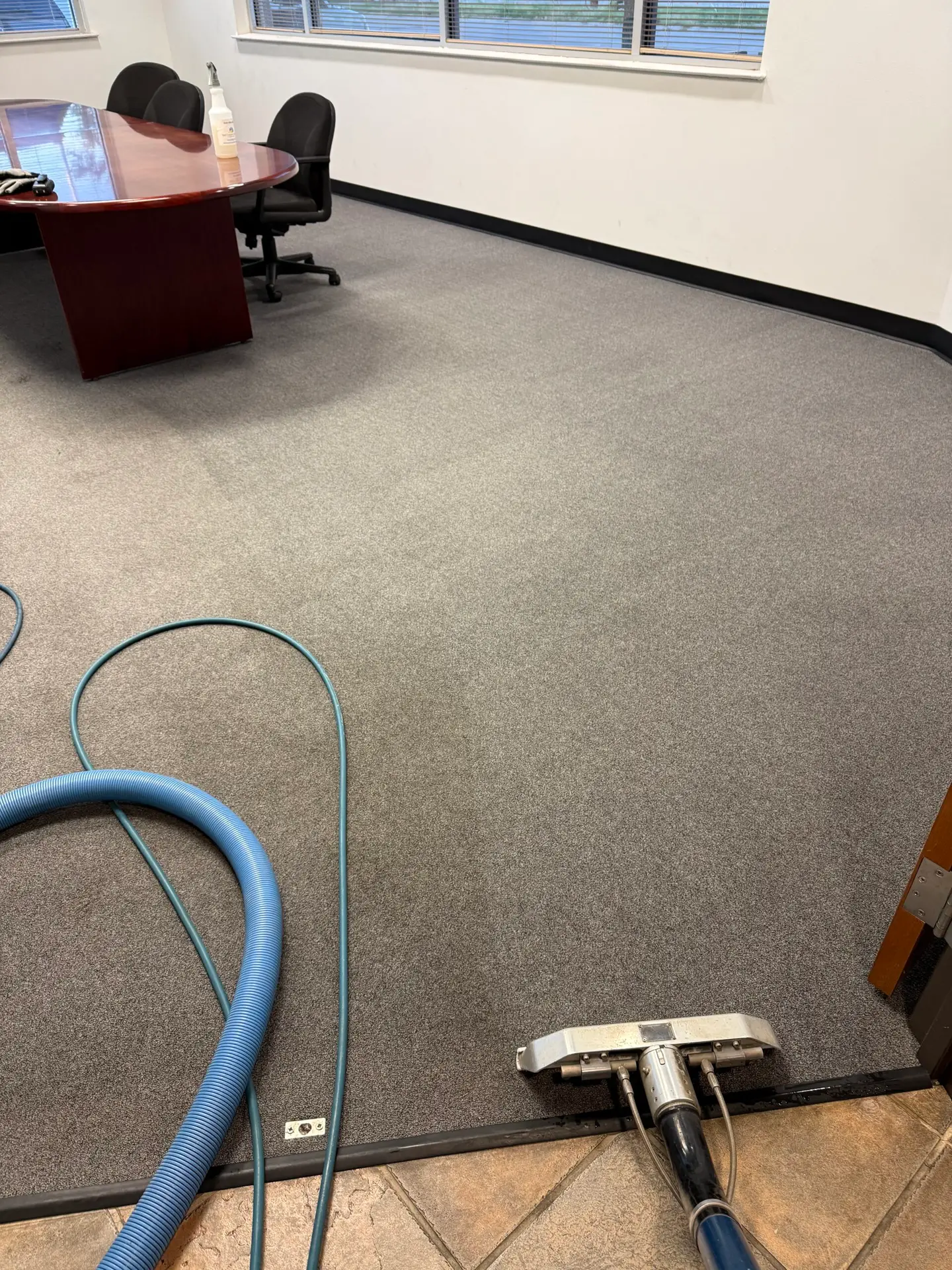 Commercial HWE carpet cleaning wand rinsing fiber in Dallas office