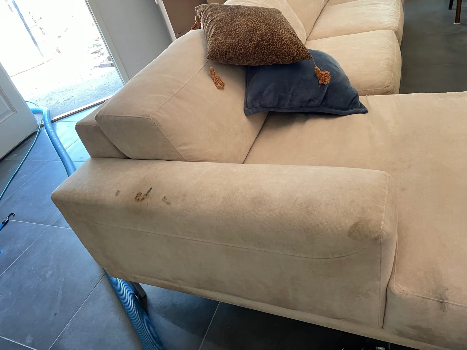 Hot water extraction and grooming for uniform upholstery finish