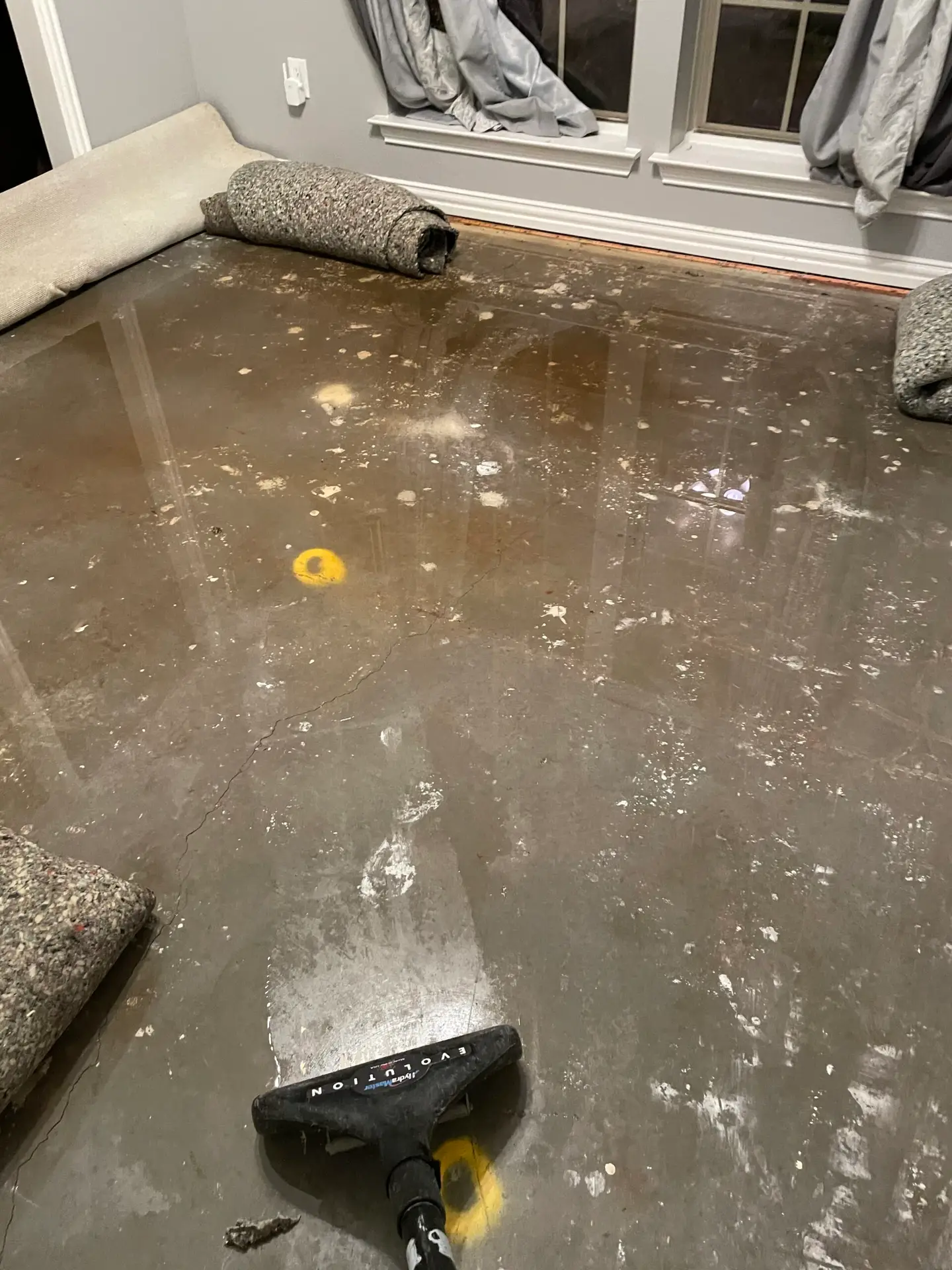 Emergency water extraction and structural drying in Dallas